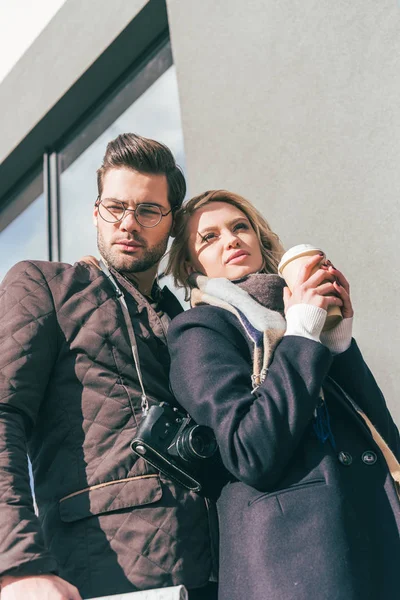 Casal com café para ir e câmera — Fotografia de Stock