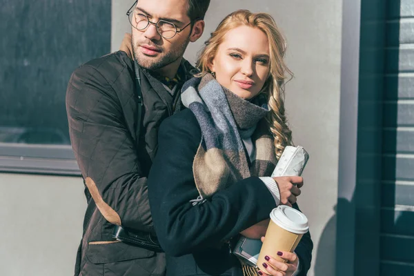 Couple avec café à aller et la carte — Photo de stock