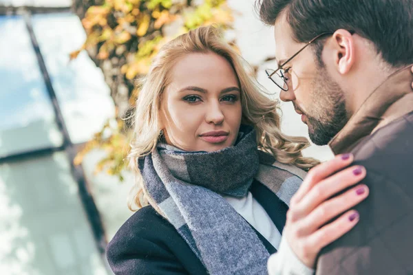 Couple in autumn outfit — Stock Photo