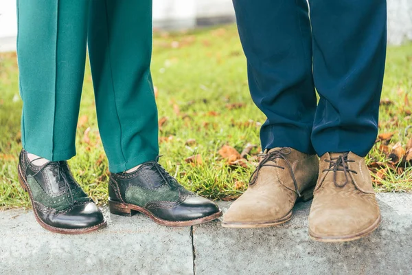 Casal em sapatos de couro — Fotografia de Stock