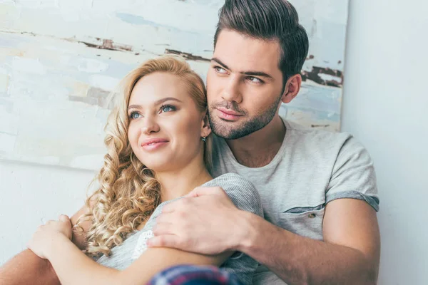 Feliz pareja joven - foto de stock