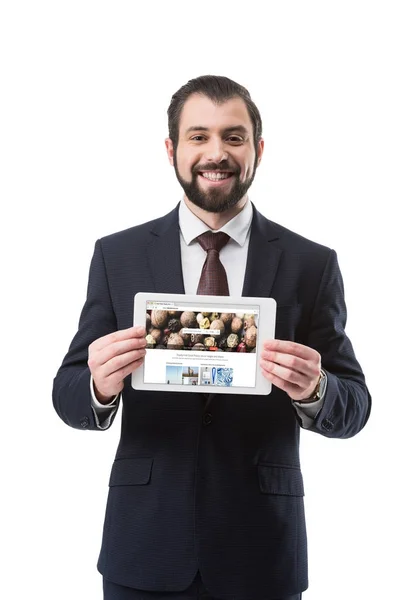 Homme d'affaires montrant tablette avec photo stock — Photo de stock