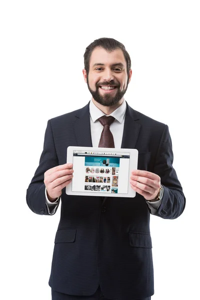 Geschäftsmann mit Tablet mit Amazon-Website — Stockfoto