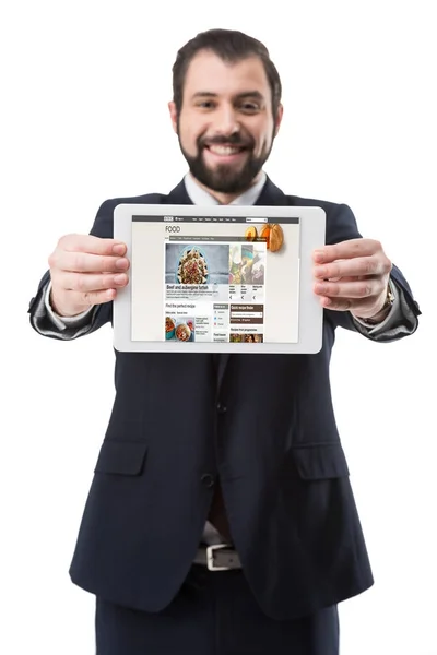 Бізнесмен показує цифровий планшет — стокове фото