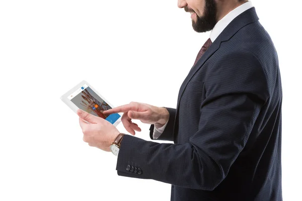 Бизнесмен с планшетом с веб-сайтом по каучсерфингу — стоковое фото