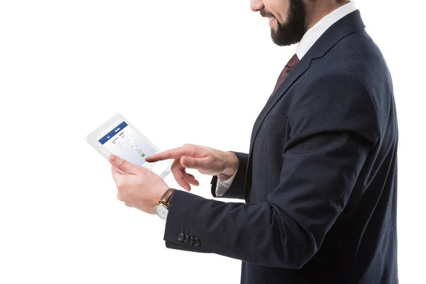 Uomo d'affari con tablet con facebook — Foto stock