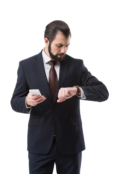 Geschäftsmann mit Smartphone im Anzug — Stockfoto