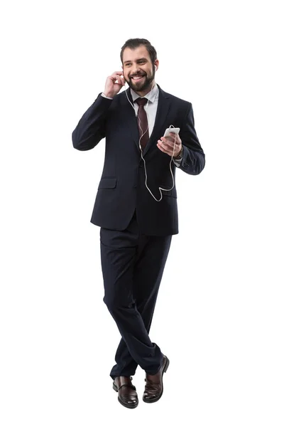 Homme d'affaires souriant écoutant de la musique — Photo de stock