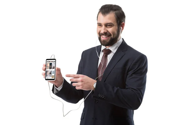 Hombre de negocios apuntando al teléfono inteligente - foto de stock