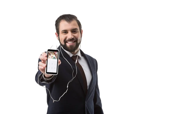Бизнесмен показывает смартфон с вебсайтом — стоковое фото