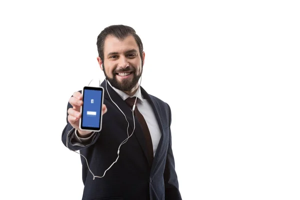 Empresario mostrando smartphone con página web de facebook - foto de stock