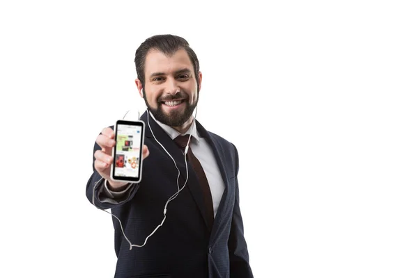 Homem de negócios mostrando smartphone com site — Fotografia de Stock