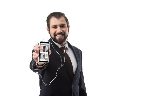 Geschäftsmann zeigt Smartphone mit Webseite — Stockfoto