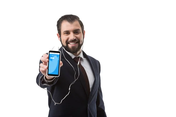 Empresario mostrando smartphone con sitio web de twitter - foto de stock