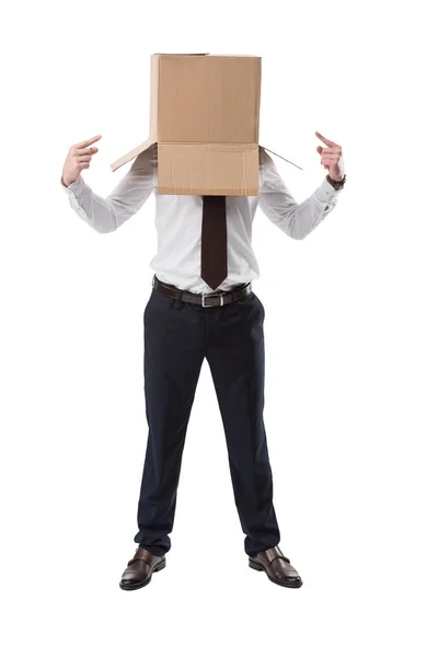 Бизнесмен, указывающий на коробку на голове — стоковое фото
