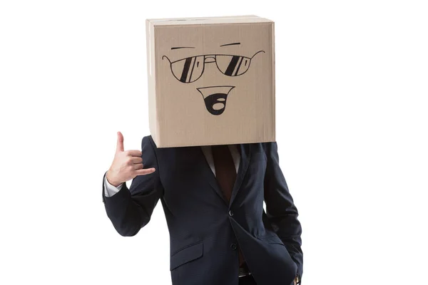 Бизнесмен с коробкой с улыбкой знак на голове — стоковое фото
