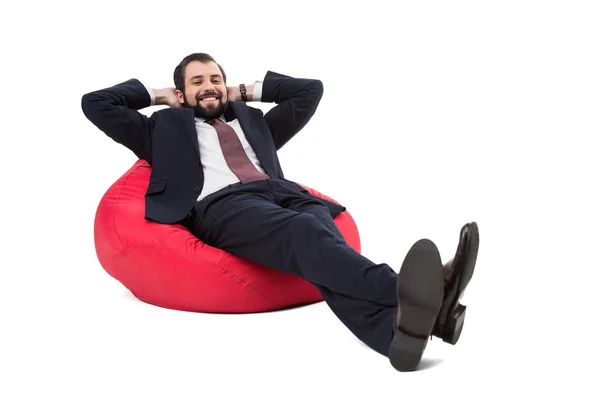 Hombre de negocios relajante en silla de bolsa de frijol - foto de stock