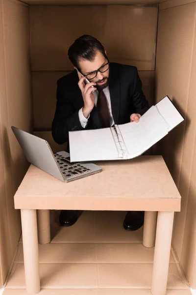 Homme d'affaires travaillant avec des documents et smartphone — Photo de stock