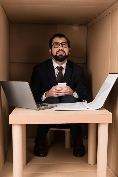 Hombre de negocios usando smartphone - foto de stock