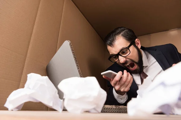 Homem de negócios gritando com smartphone — Fotografia de Stock