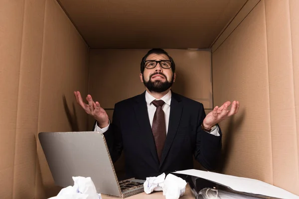 Homme d'affaires frustré avec ordinateur portable en carton — Photo de stock