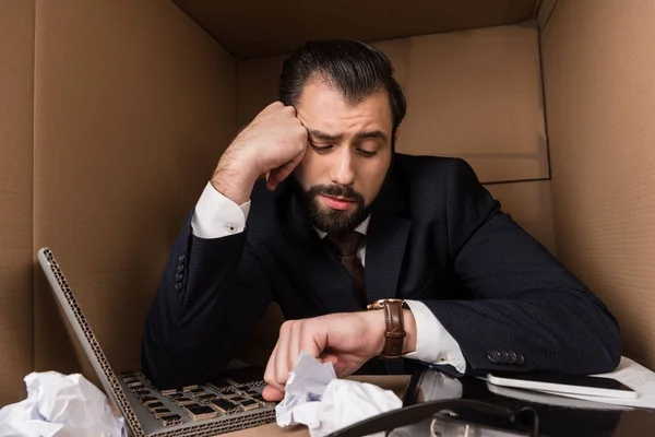 Gelangweilter Geschäftsmann schaut auf Uhr — Stockfoto