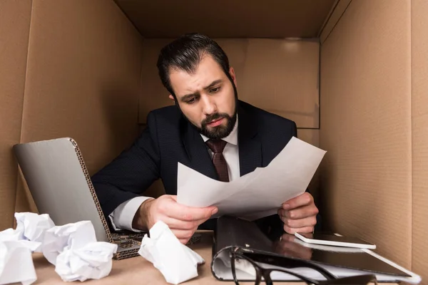 Geschäftsmann arbeitet mit Dokumenten — Stockfoto