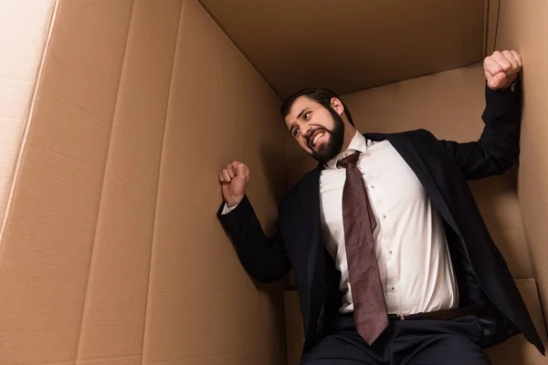 Homme d'affaires stressé dans la boîte — Photo de stock