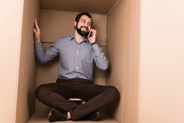 Homem falando no smartphone — Fotografia de Stock