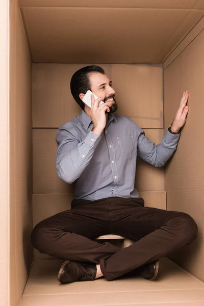 Homem falando no smartphone — Fotografia de Stock