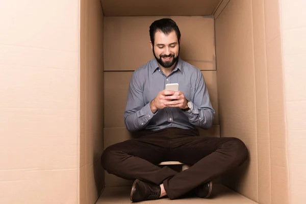 Homem usando smartphone — Fotografia de Stock