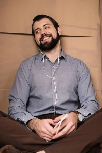 Man listening music with earphones — Stock Photo