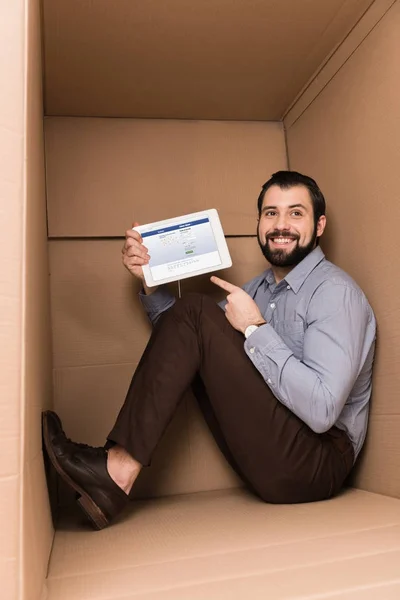 Homem apontando para tablet com facebook — Fotografia de Stock