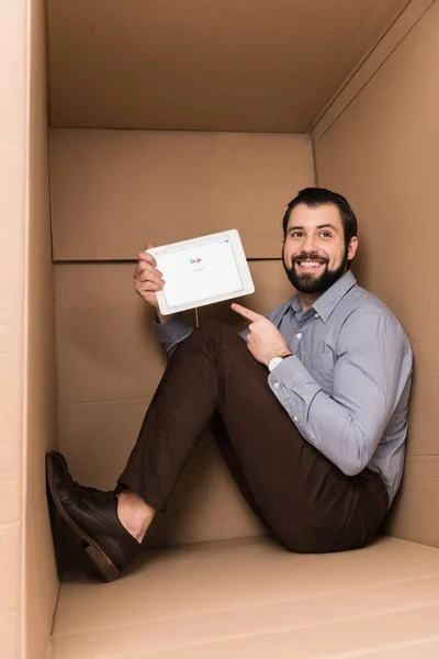 Homem apontando para tablet com google — Fotografia de Stock