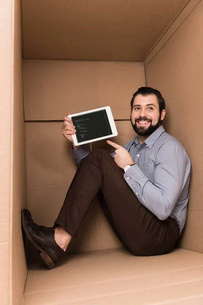 Людина, вказуючи на таблетки з html-код — Stock Photo