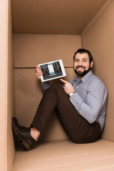 Hombre apuntando a la tableta - foto de stock