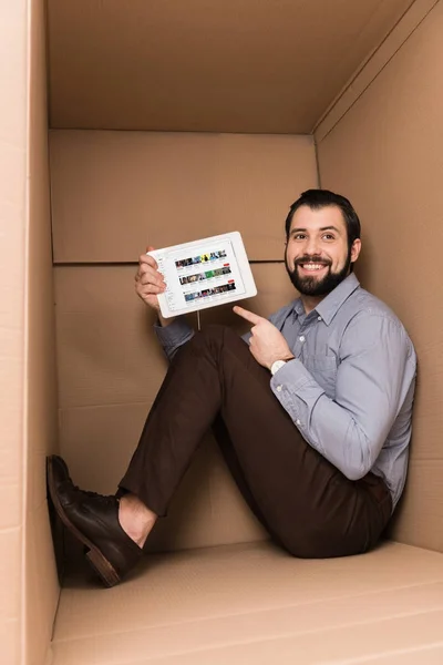 Homem apontando para tablet com youtube — Fotografia de Stock