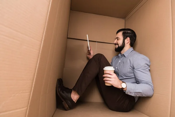 Uomo con tablet e caffè — Foto stock