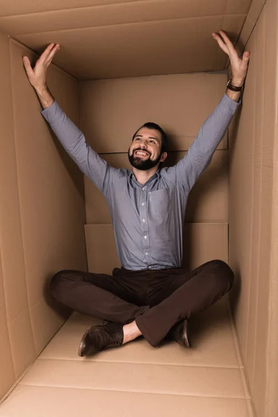 Homem alegre em caixa de papelão — Fotografia de Stock