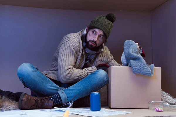 Hombre sin hogar con ropa - foto de stock