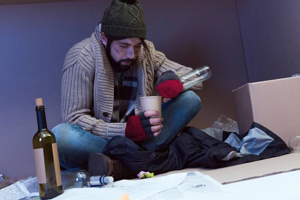 Obdachloser Alkoholiker in Kiste — Stockfoto