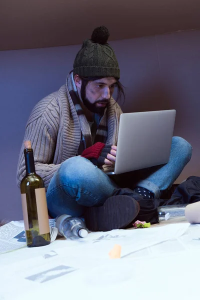 Homeless man using laptop — Stock Photo