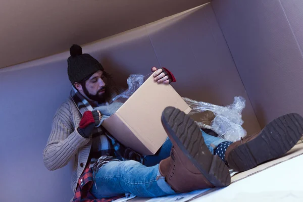 Hombre sin hogar con caja - foto de stock