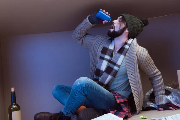 Hombre sin hogar bebiendo alcohol - foto de stock