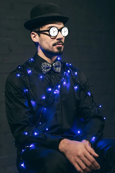 Uomo alla moda con luci di Natale — Foto stock