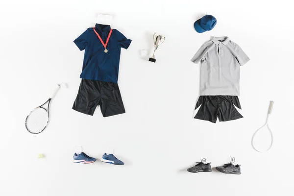 Vêtements de sport et raquettes de tennis — Photo de stock