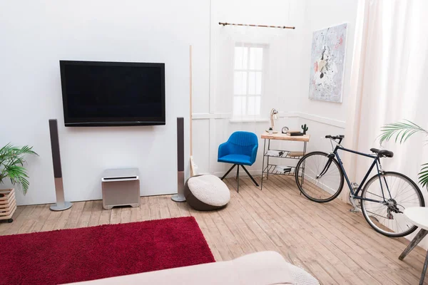 Interior da sala de estar com tela de TV e alto-falantes de som — Fotografia de Stock