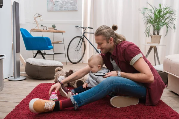 Pai feliz jogando brinquedos com seu filho em casa — Fotografia de Stock