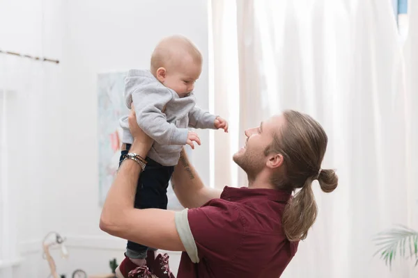 Heureux père jouer avec son petit fils à la maison — Photo de stock