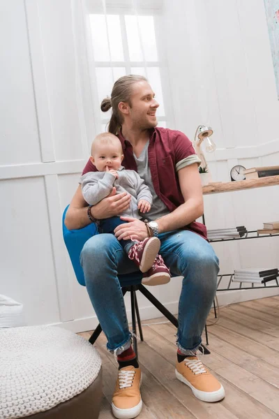 Felice padre seduto con il piccolo figlio a casa — Stock Photo